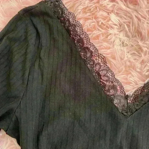 Lace neckline stretchy bodysuit - Picture 2 of 3